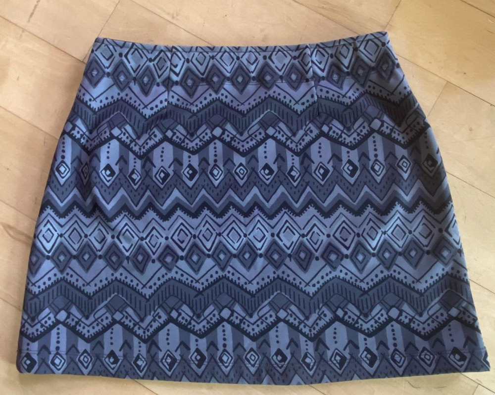 ATHLETA Tech Fleece Lined Black and Gray Geometric Aztec Print Mini Skirt S